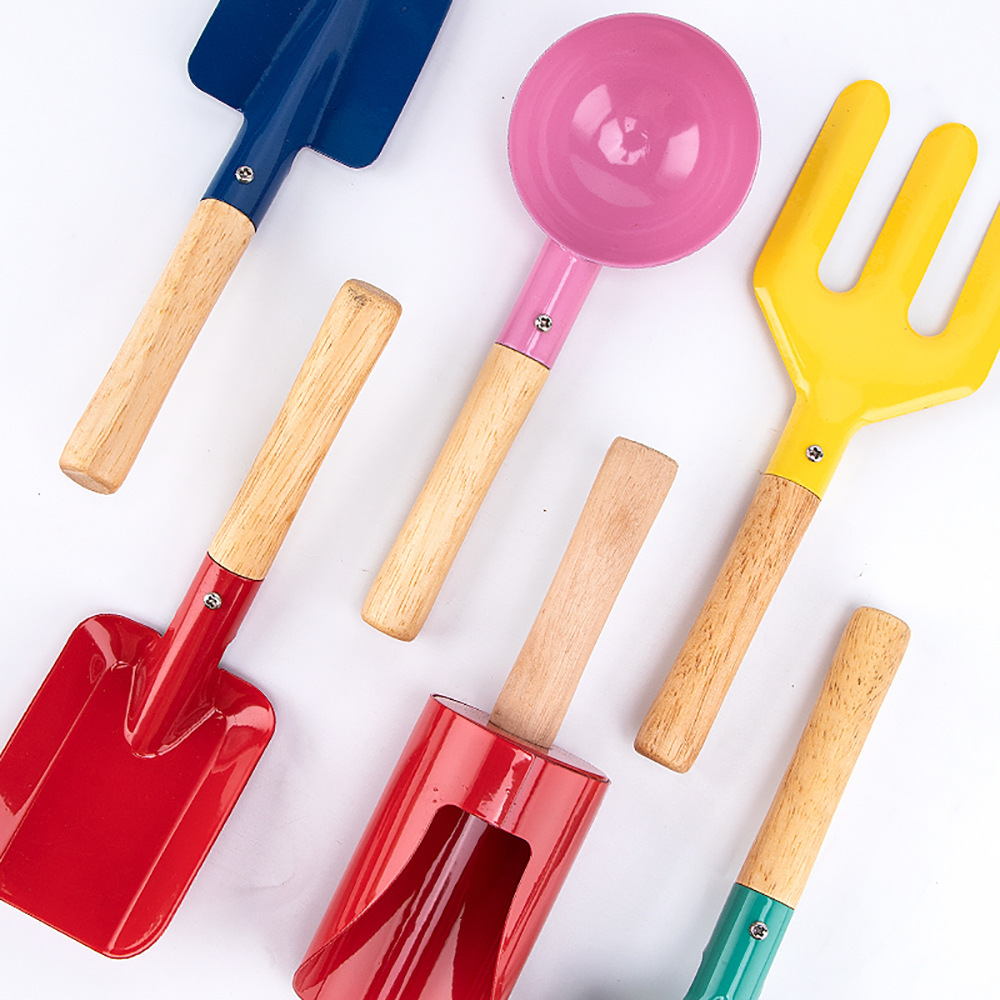 Ngoài nhà trồng thảo mộc với xẻng biển và bộ đồ chơi cho trẻ em