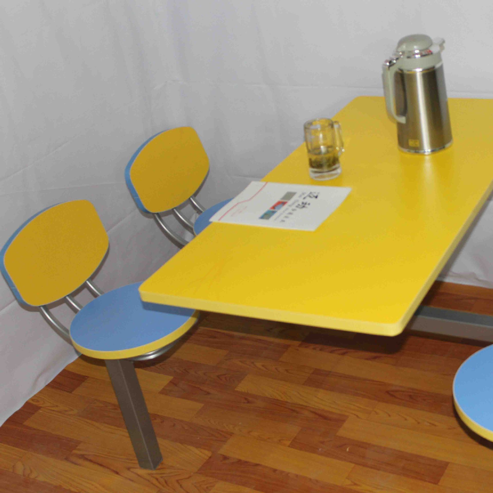 A table and chair for the fast-food restaurant.