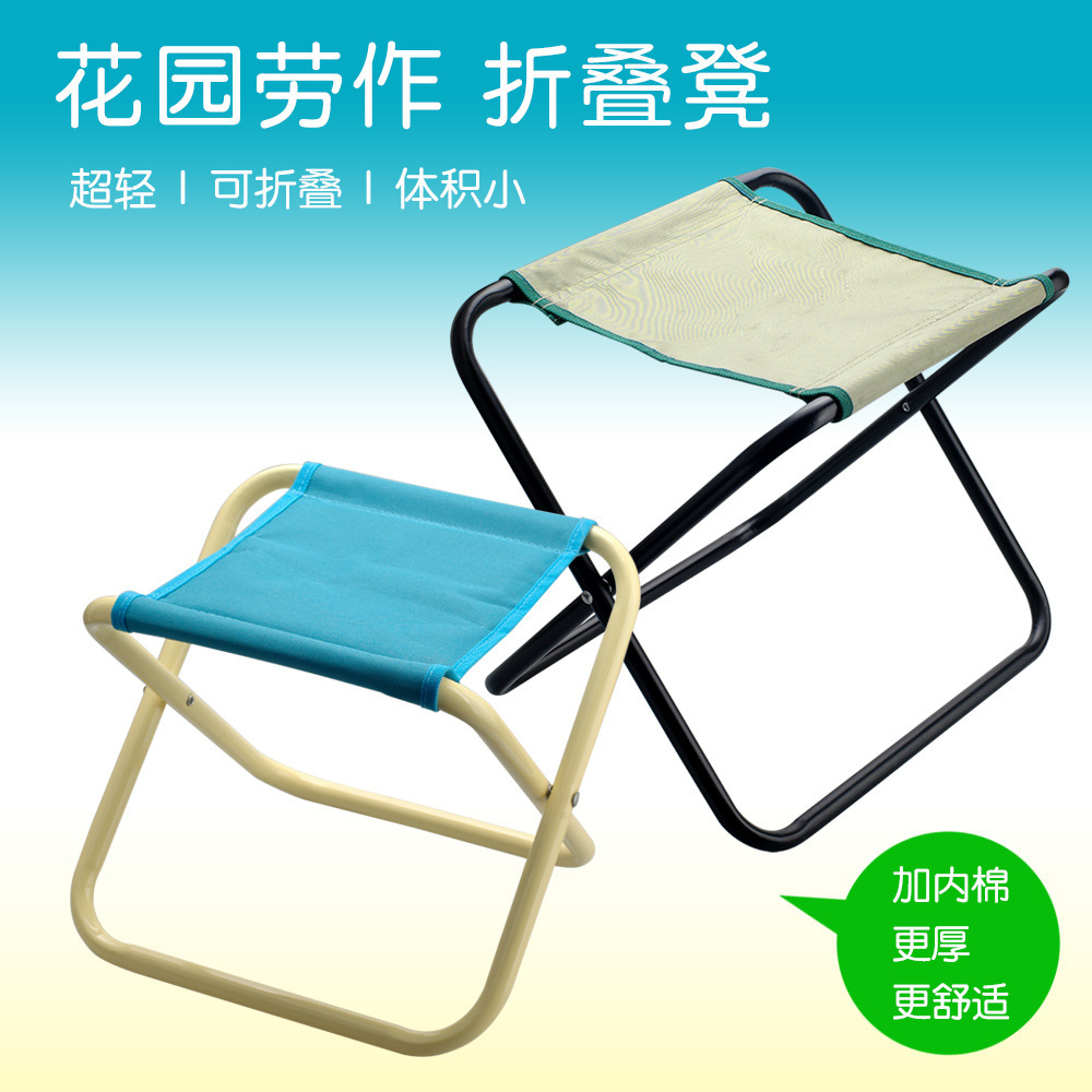 Khu vườn đang làm một cái lò nướng với một buổi dã ngoại công viên và một cái ghế dài cắm trại.