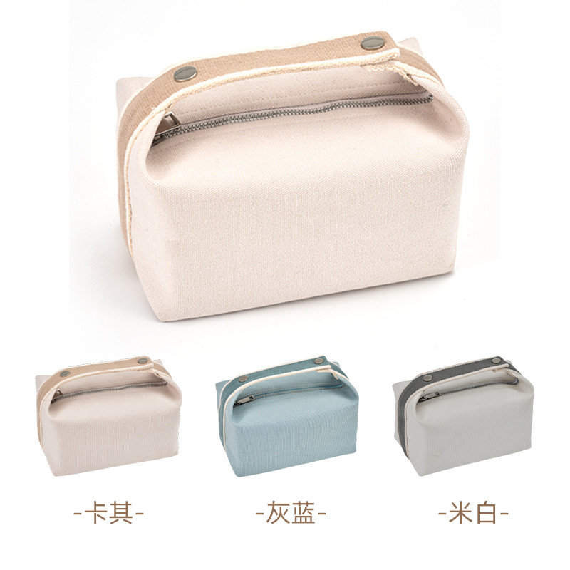 The new one brings in a large amount of make-up bag with a traveler's canvas bag, and a bag of lunch boxes with a washing bag.