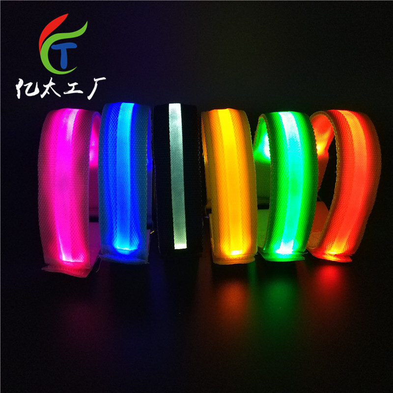 Dây đeo cổ tay đèn LED.