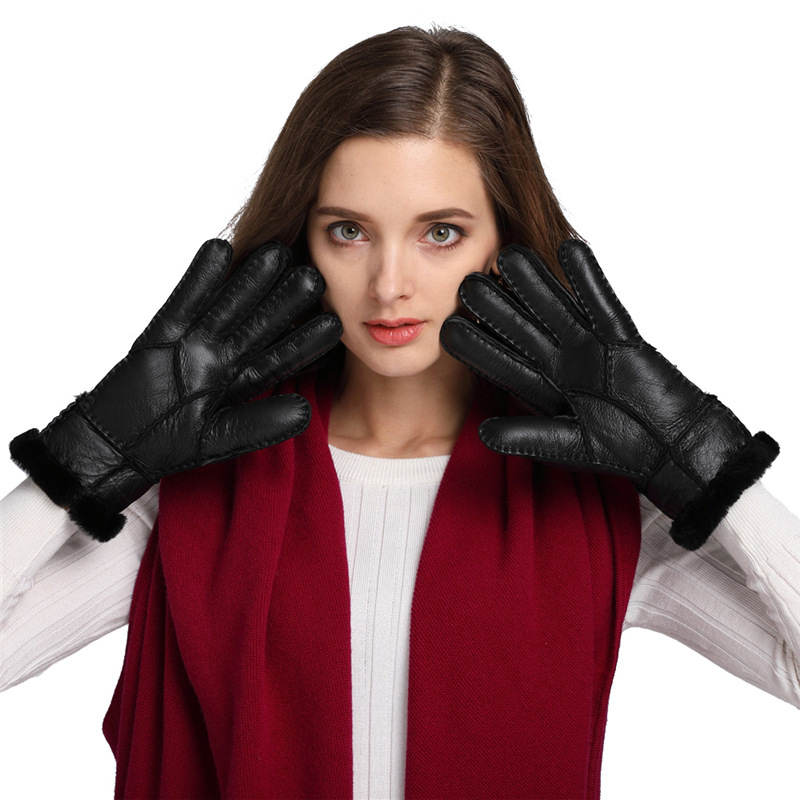 The Amazon sells a tweedy, double-buttoned female gloves for a warm-and-wind ride in the autumn and winter.