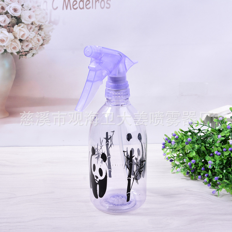 Những người làm vườn trồng hoa tại nhà với những thùng nhỏ làm vườn.