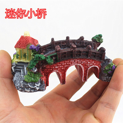 Cây cầu nhựa cây cầu cầu màu đen của nhà máy, màu đen như những chiếc bình cá màu đỏ trang trí cây cầu bằng đá đang bò trên cây cầu cũ.