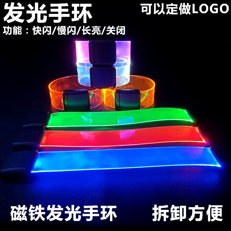 Điện từ được chạm vào cổ tay sáng bóng bằng vòng tay bằng nhựa với một cái nâng.