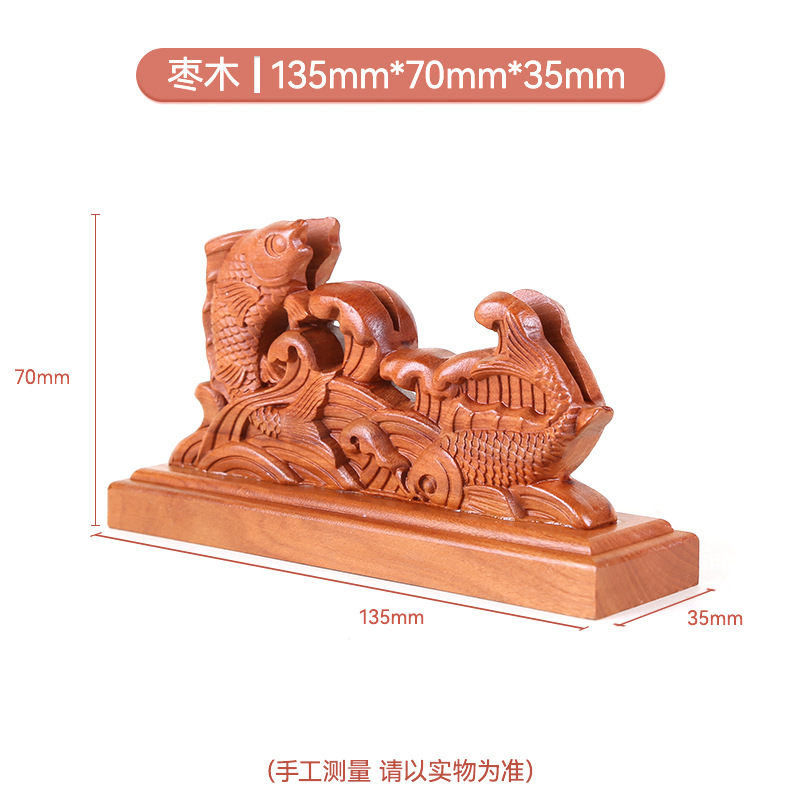 Những chiếc lược đục lỗ, gỗ được giàn giáo dưới gốc cây cổ đại, thiết kế gỗ-cây.