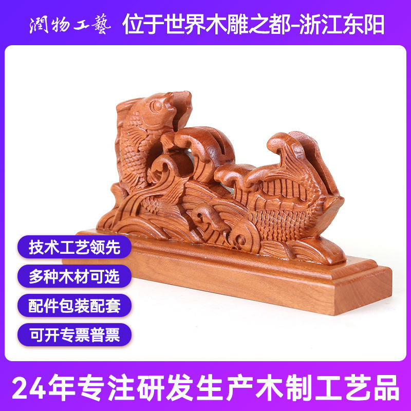 Những chiếc lược đục lỗ, gỗ được giàn giáo dưới gốc cây cổ đại, thiết kế gỗ-cây.