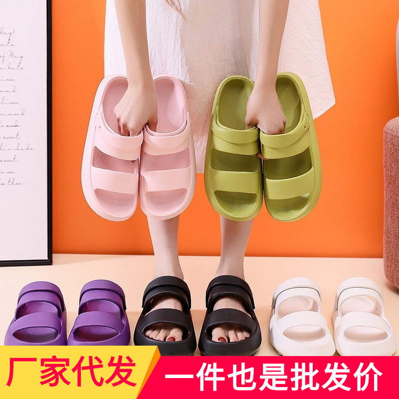Hai cô gái mang dép xuyên hàng, hai người giữa mùa hè giữa thủy triều.