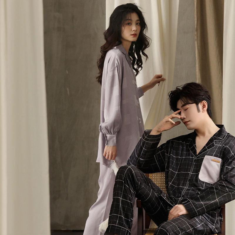 Mùa xuân và mùa thu New Nightgude đôi vợ chồng đang mặc hai đôi áo mỏng, thư giãn và quần áo nhà.