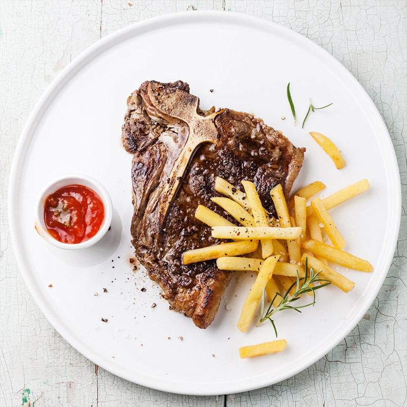 Mười miếng bít-tết T-bone, 180 gram T-bone, dưa chua tươi, thức ăn phương Tây và thương mại vi mô.