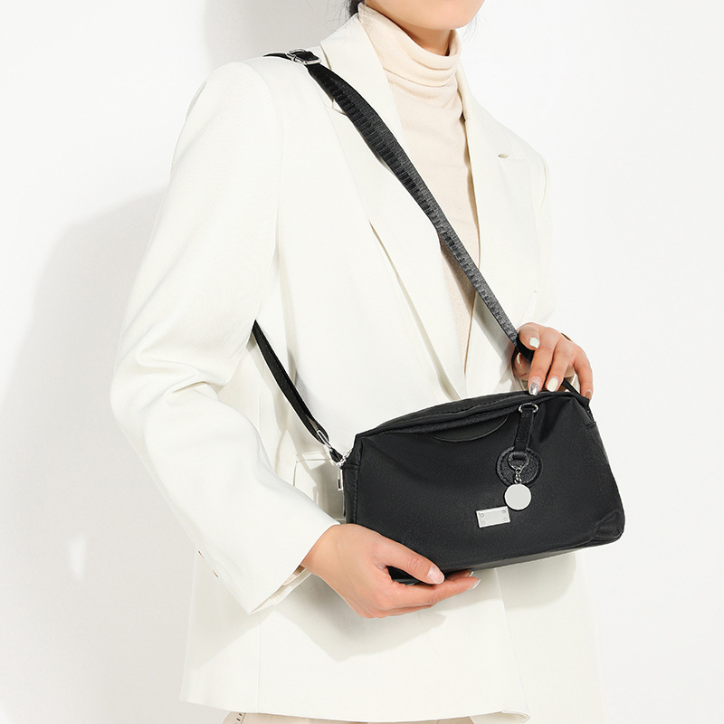 Zilong Oxford's new one-shoulder bag with a large volume of light and leisure for the Koreans.