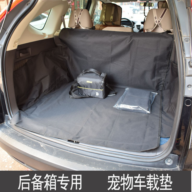 Chiếc xe nối liền với hàng rào mang những miếng đệm thú cưng trong cốp xe.
