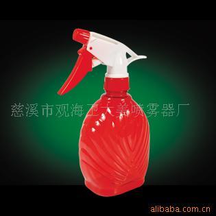 Một thùng nhỏ chứa chất khử trùng cồn do bình phun áp suất với một can nước nhỏ, trong suốt.