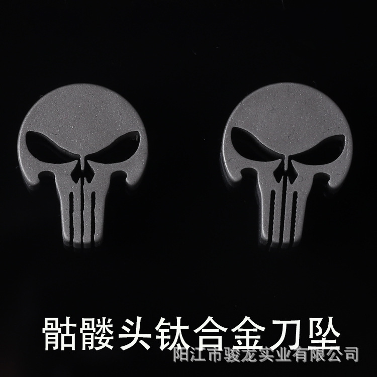 The titanium alloy knife is hanging around the lockdown punishmenter, the mini-skull skull.