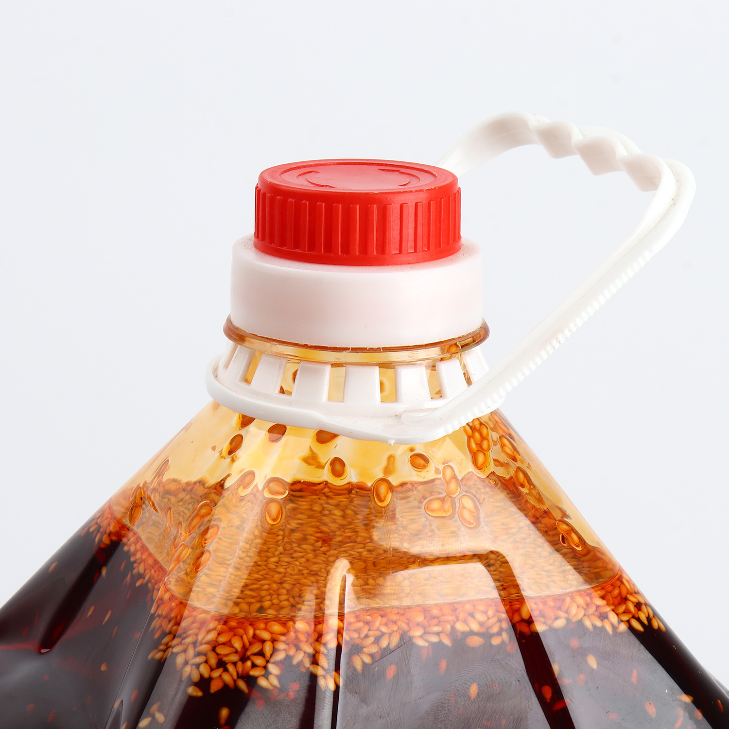 Đó là một chai dầu lớn màu đỏ cay.