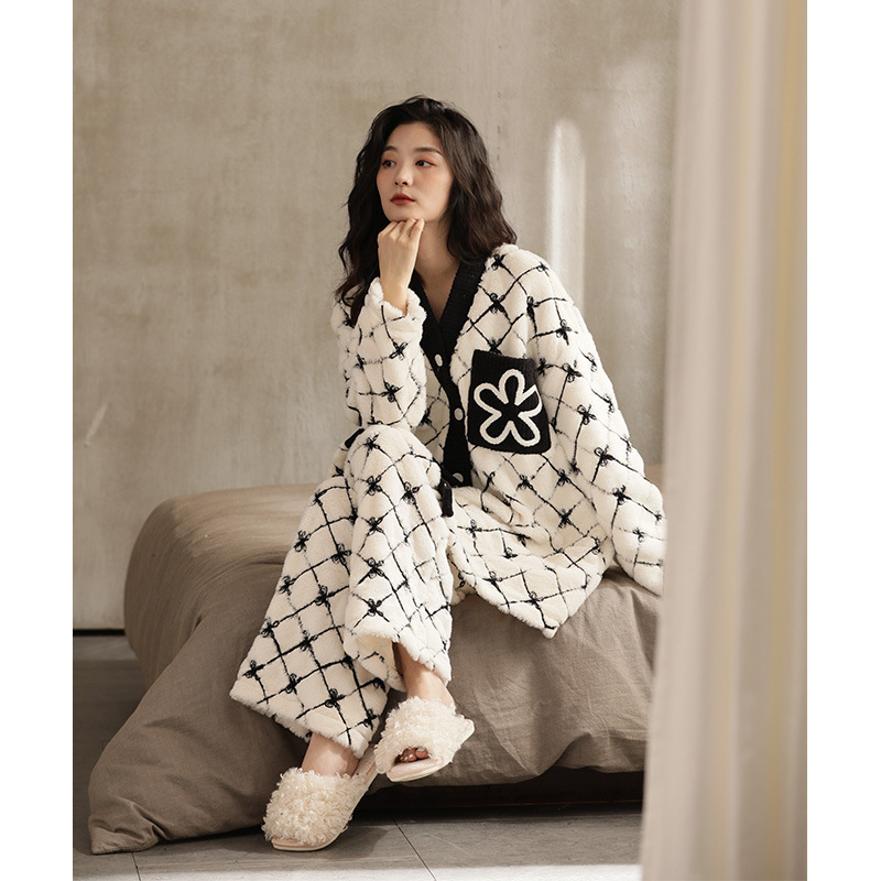 Lớp nhung san hô Pyjamas, mùa đông năm 2024, có thể mặc thêm những bó hoa bằng nhung.