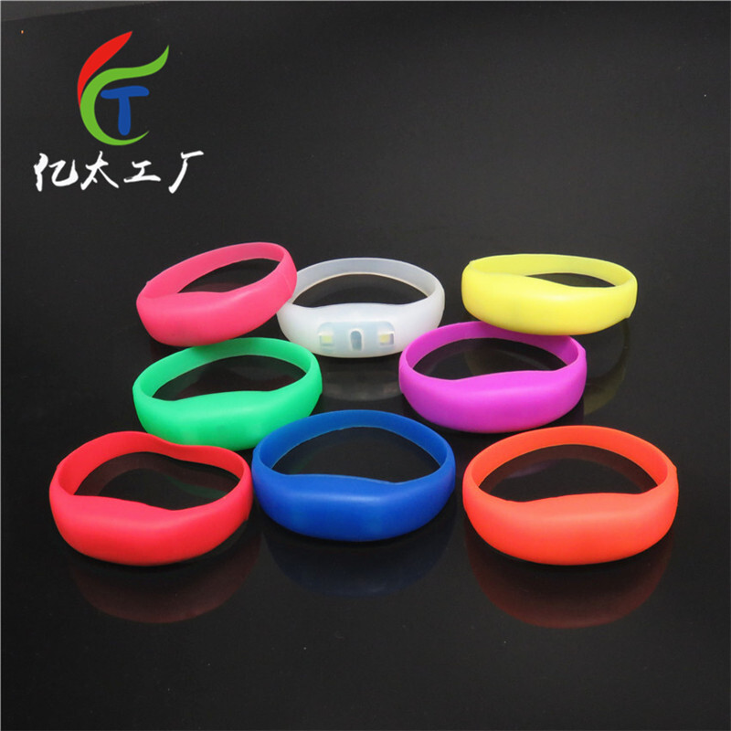 Đèn LED, vòng tay sáng rực.