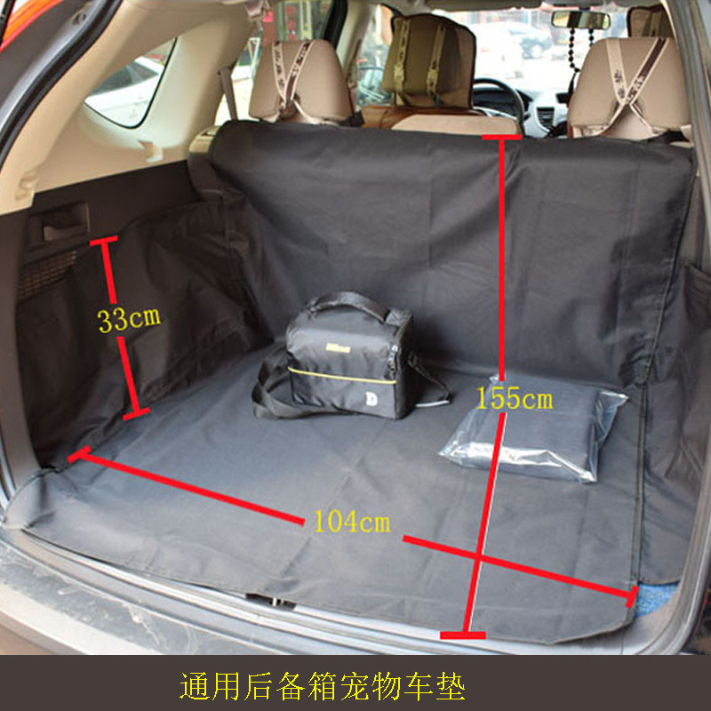 Chiếc xe nối liền với hàng rào mang những miếng đệm thú cưng trong cốp xe.