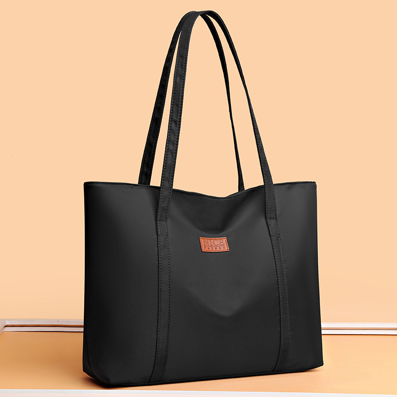 A woman with a large capacity of 2024 for a new summer, about a large capacity of nylons, a one-carriage handbag.