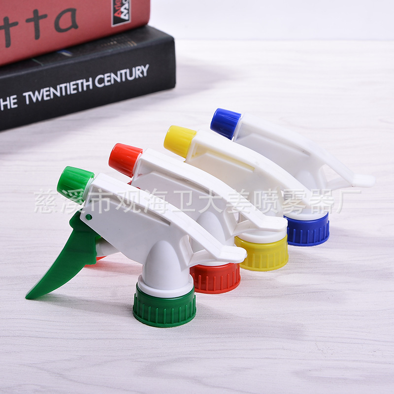 Thiết bị phun trực tiếp đã được phun nước bởi bình phun của nhà máy.