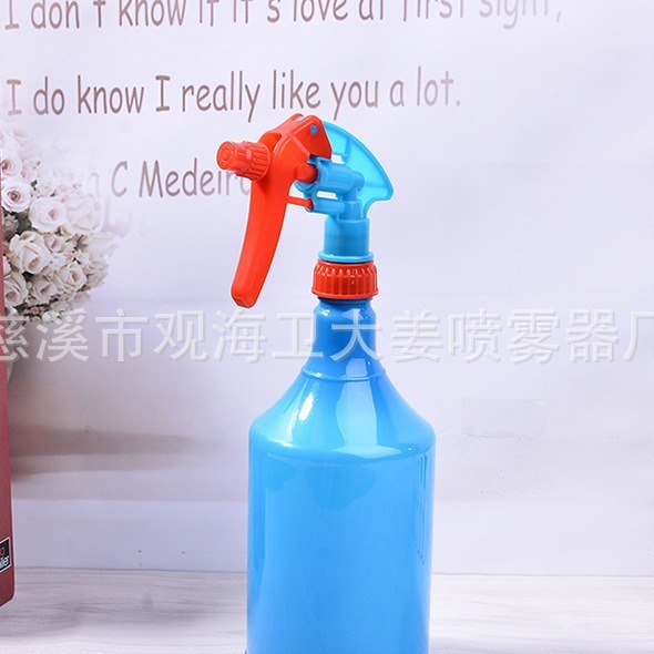 Chúng ta sẽ có một bi-đông nguồn nóng, một máy phun vườn, một ấm nước phun áp suất cao.