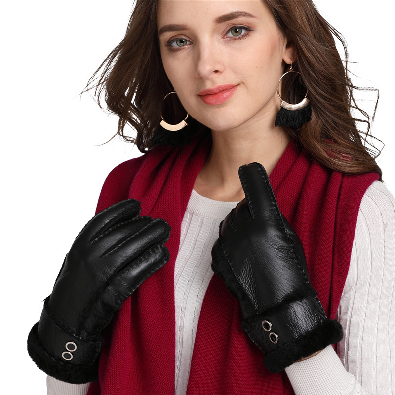 The Amazon sells a tweedy, double-buttoned female gloves for a warm-and-wind ride in the autumn and winter.