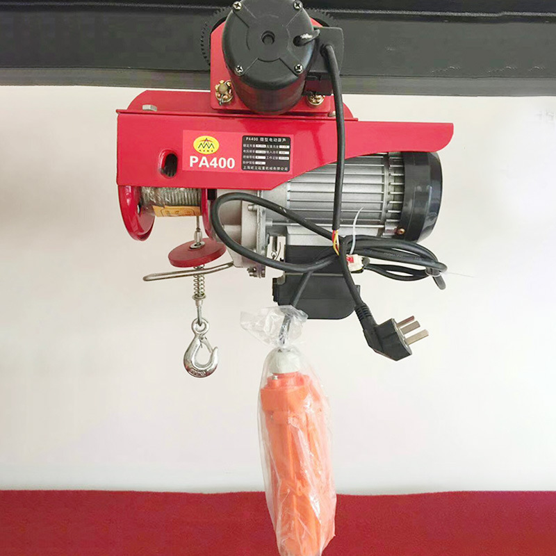 Những con ốc sên điện nhỏ dùng vỏ tàu, và cần cẩu nâng vỏ sò lên.