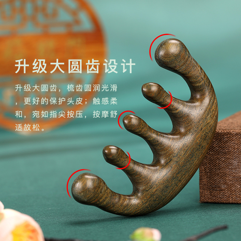 lược gỗ xanh với đầu dày mát xa làm tóc.