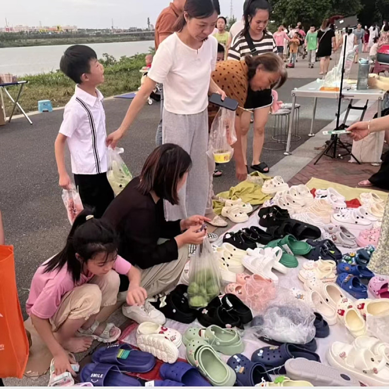 Đôi dép EVA của cặp đôi cao hơn dép của đàn ông.