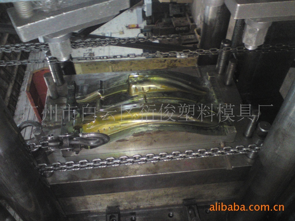 Plastic moulds are made in plastic ice drums made from precision plastic moulds at the plastic stylist processing plant.