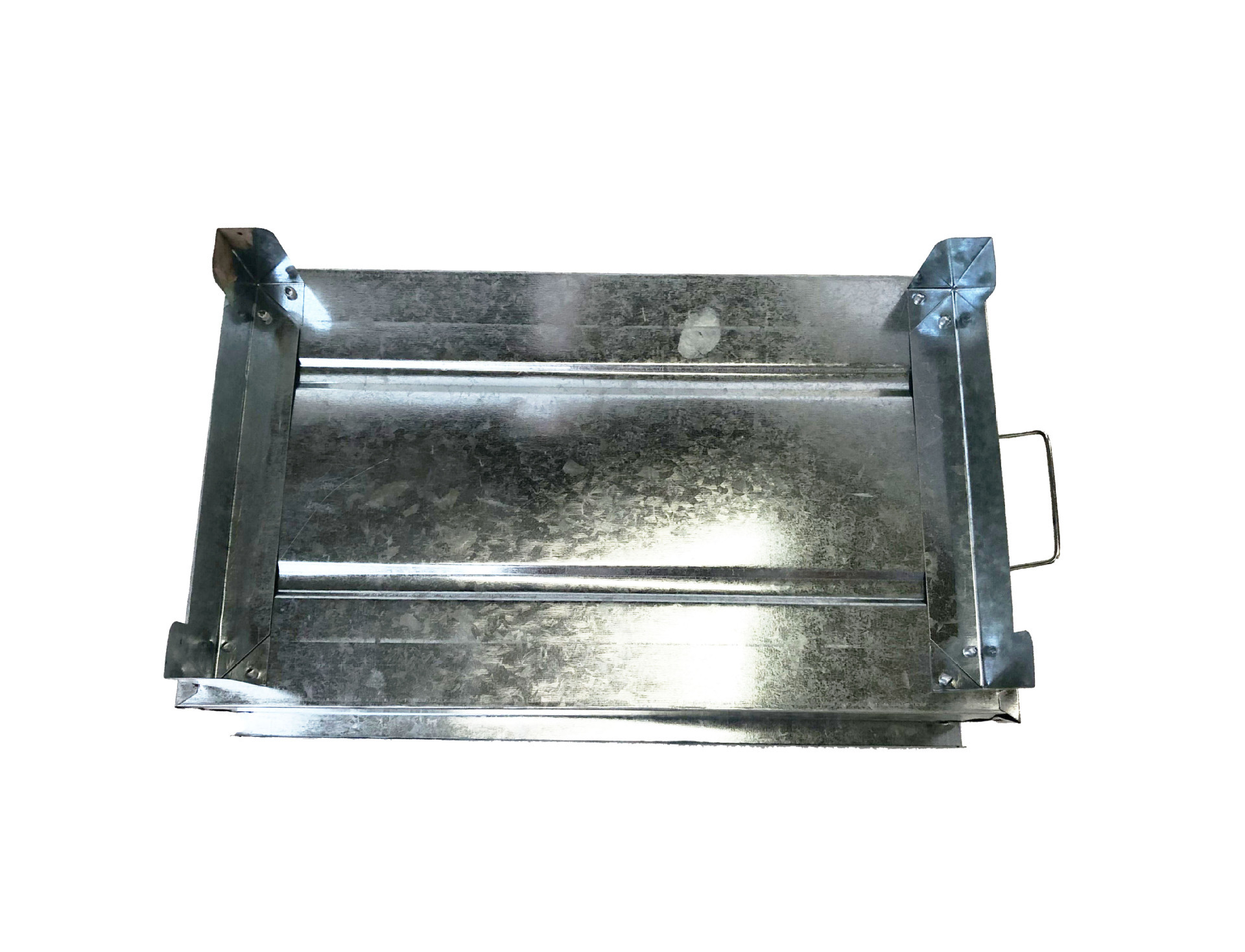 Một lò sưởi nhỏ bằng sắt trắng. Một cái lò sưởi đơn giản.