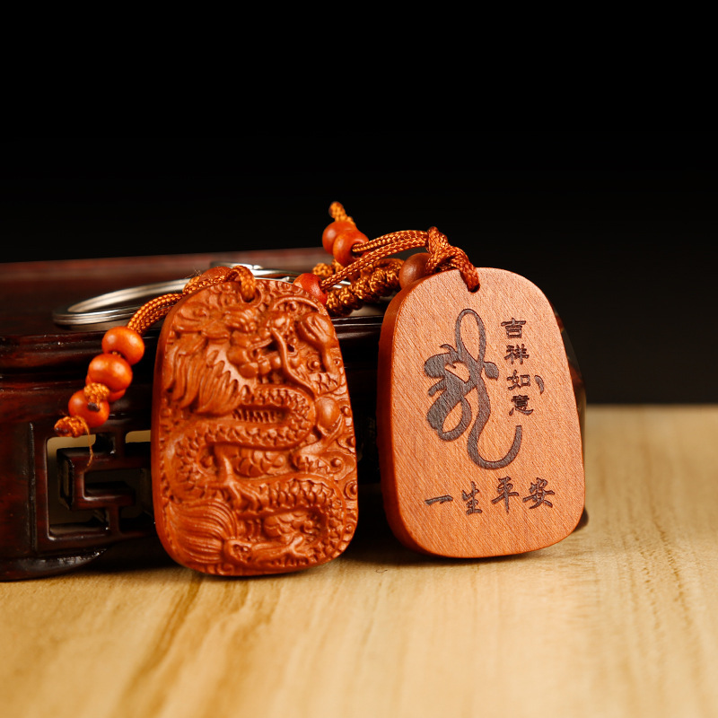 Peace Dragon-tree đã cài nút khóa xe, tay được bọc bằng gỗ.
