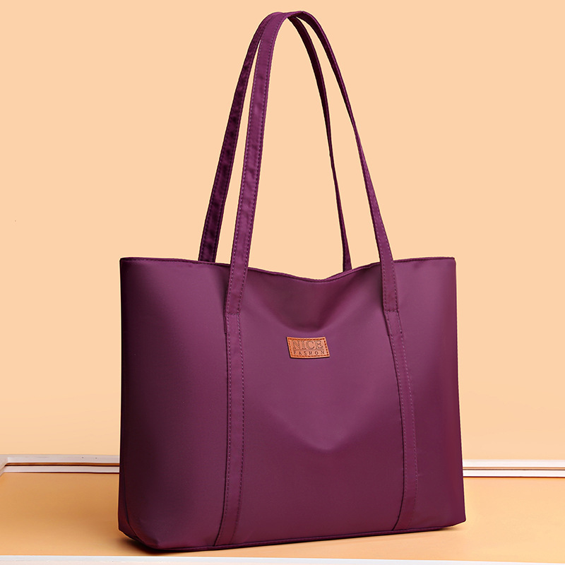 A woman with a large capacity of 2024 for a new summer, about a large capacity of nylons, a one-carriage handbag.