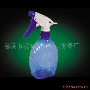 Một thùng nhỏ chứa chất khử trùng cồn do bình phun áp suất với một can nước nhỏ, trong suốt.