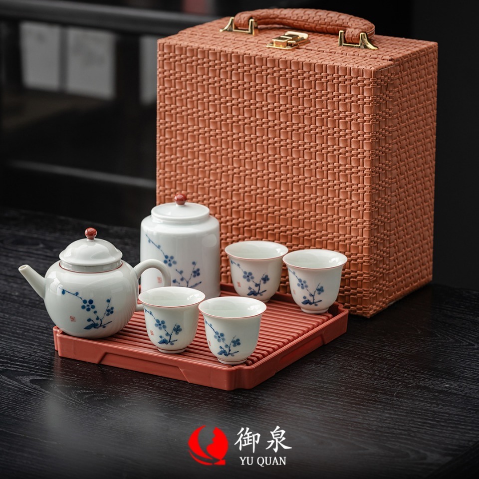 Phân phát một bình trà ba nồi và một bình trà với một bộ đồ Trung Quốc nhỏ.
