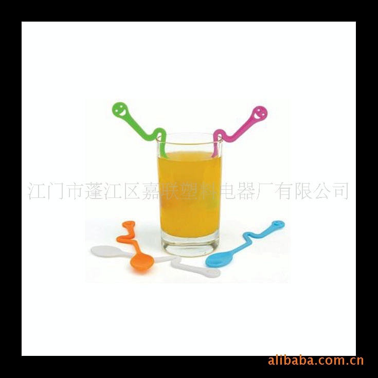Nhà máy cung cấp cà phê với một hỗn hợp nước trái cây và một thìa với hàng tấn nhựa.