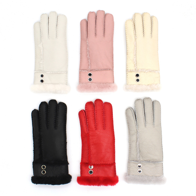 The Amazon sells a tweedy, double-buttoned female gloves for a warm-and-wind ride in the autumn and winter.