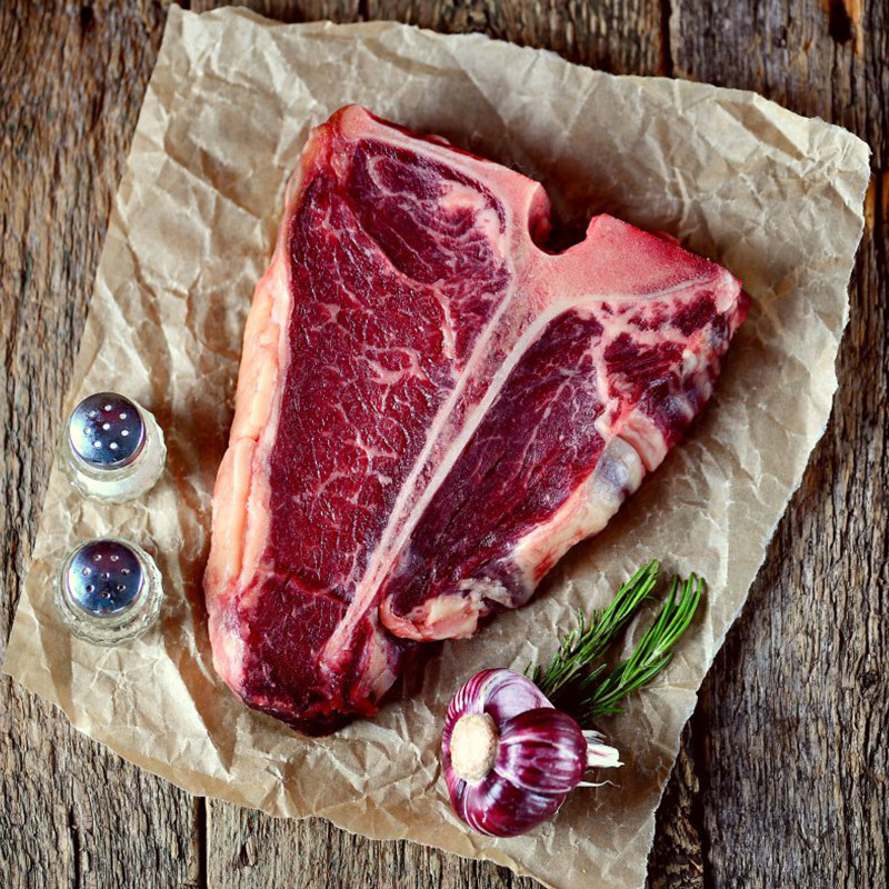 Mười miếng bít-tết T-bone, 180 gram T-bone, dưa chua tươi, thức ăn phương Tây và thương mại vi mô.