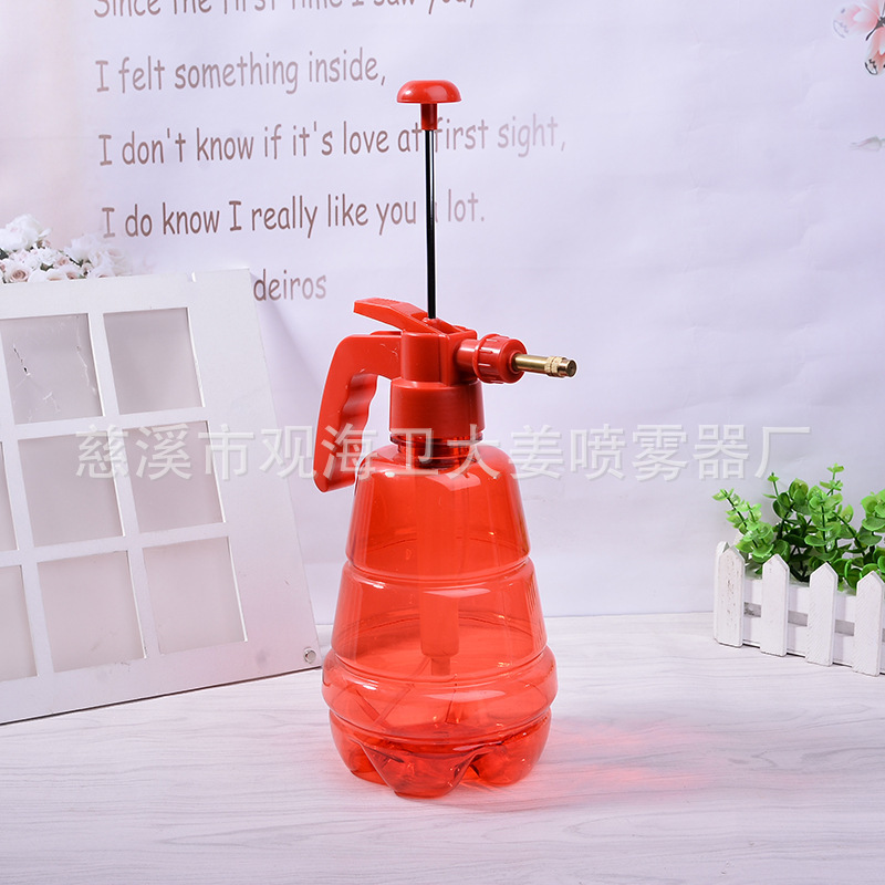 Cái ấm nước trong suốt đã sẵn sàng làm bằng cây gai đã được chế tạo ra hai vòi phun nước, dùng vòi phun vườn nhựa để cày.
