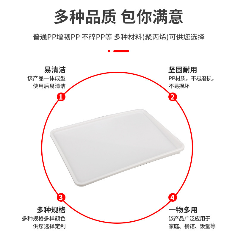 Gia đình vải dầu nhựa được phân phối với những chiếc cốc cỡ lớn trong phòng khách với một bình lọc trà sáng tạo.