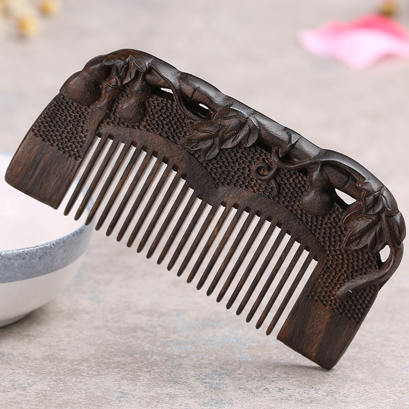 Những chiếc lược gỗ tự chế tùy chỉnh, chạm hai mặt, những thợ làm mát-xa bé nhỏ ở Honollulu.