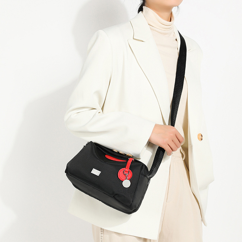 Zilong Oxford's new one-shoulder bag with a large volume of light and leisure for the Koreans.