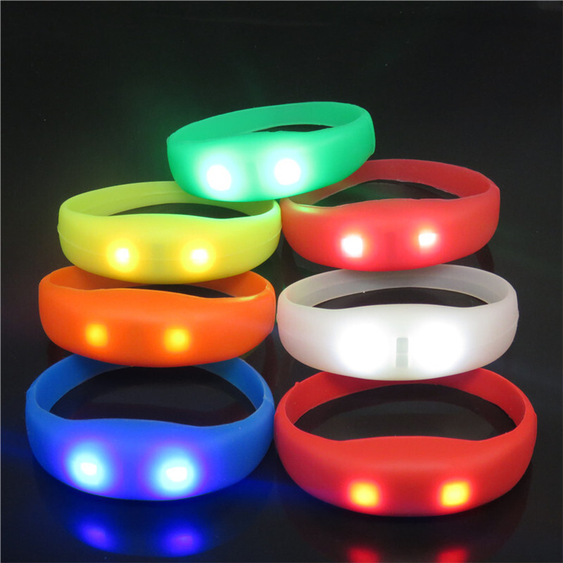 Đèn LED, vòng tay sáng rực.