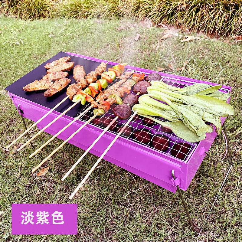 Cái lò nướng cá nhân màu đỏ mới được sơn ngoài nhà máy BBQ.