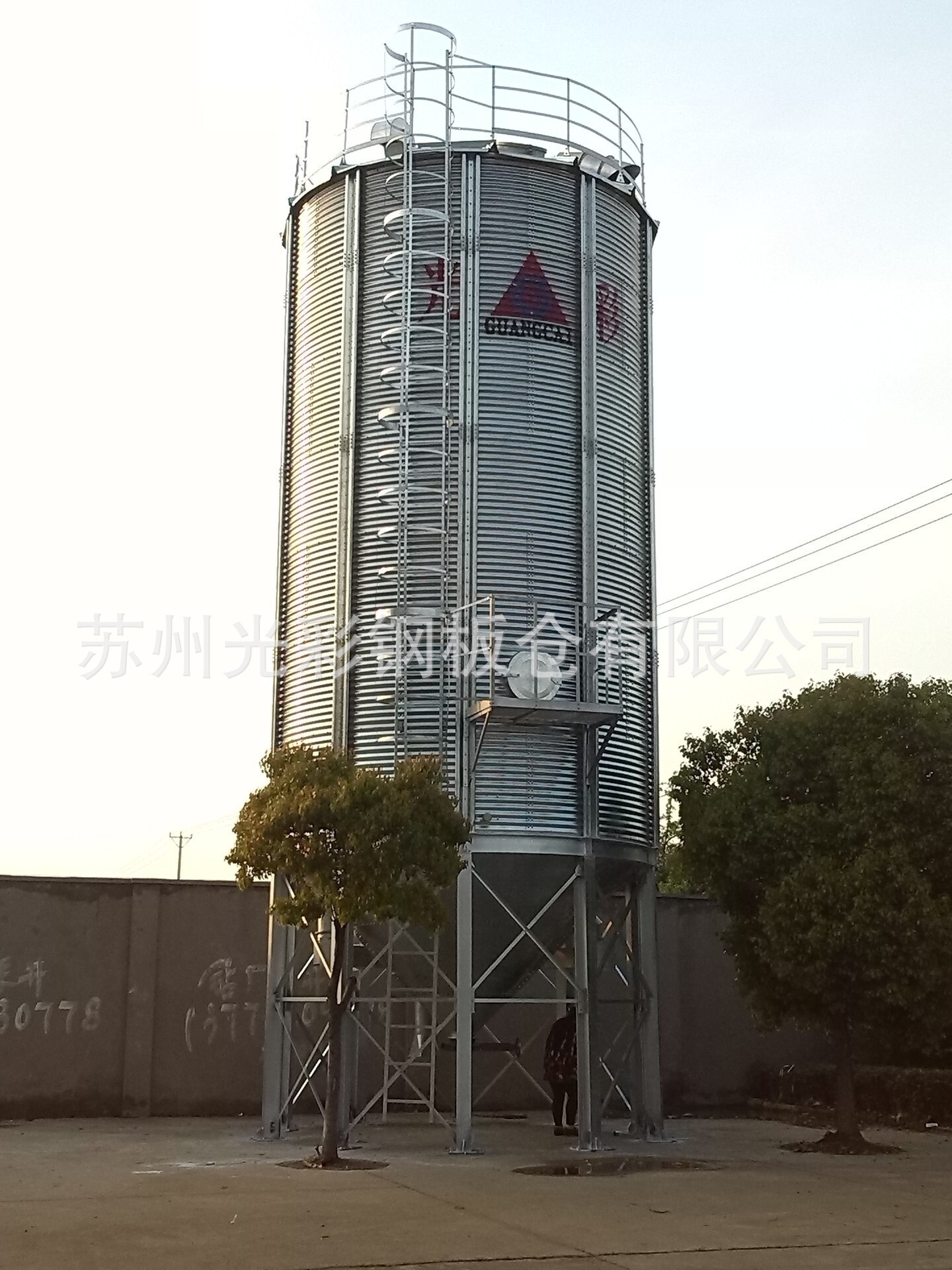 The wheat steel silo, the steel silo, the steel silo, the assembly grain silo, the field installation.