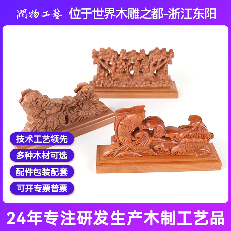 Những chiếc lược đục lỗ, gỗ được giàn giáo dưới gốc cây cổ đại, thiết kế gỗ-cây.