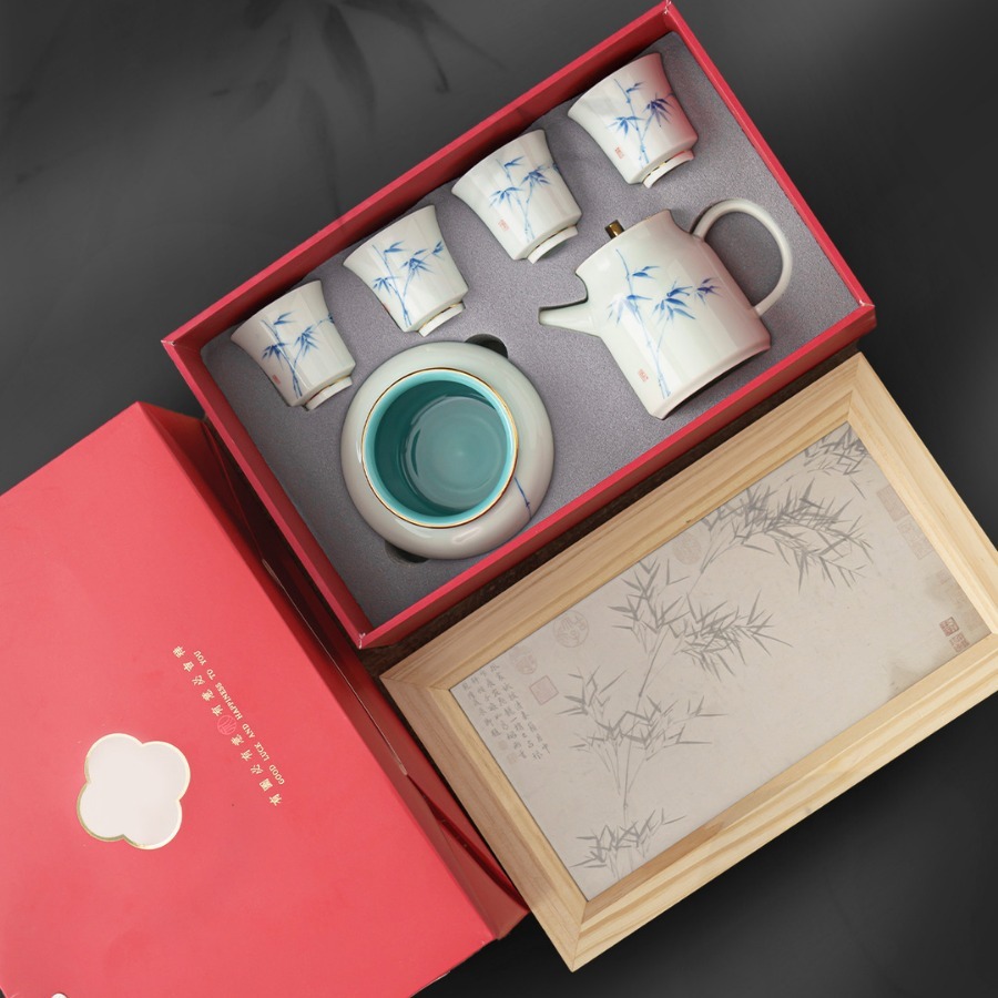 Một gói quà đồng hành Trung Quốc nhỏ từ nhà máy của nhà máy King's Springs với bốn bình đựng mây và một ly trà.