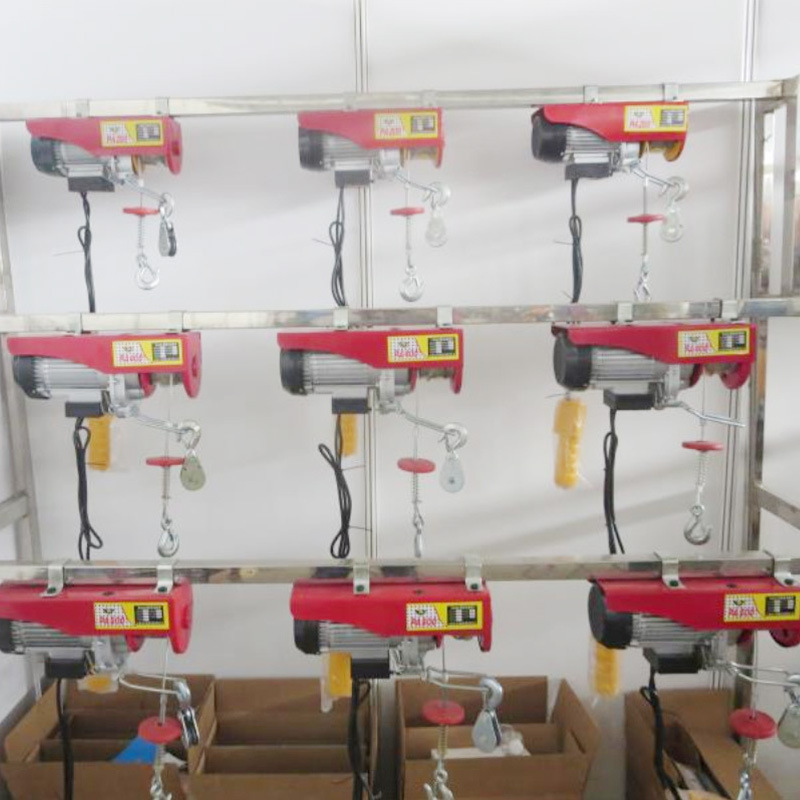 Những con ốc sên điện nhỏ dùng vỏ tàu, và cần cẩu nâng vỏ sò lên.