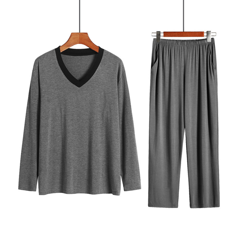 Vào mùa thu và mùa đông, những chiếc áo pyjama của một người đàn ông, những chiếc áo dài, những chiếc áo lót dài, những chiếc quần lót mã lớn, một chiếc áo sơ mi rưỡi, một trên một.