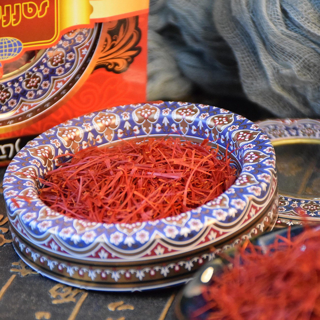 "Hands of red flowers, a source of hand-held goods, live vibrating, 1 gram, 3 grams of iron boxes in Iran, and red flowers, and hair.